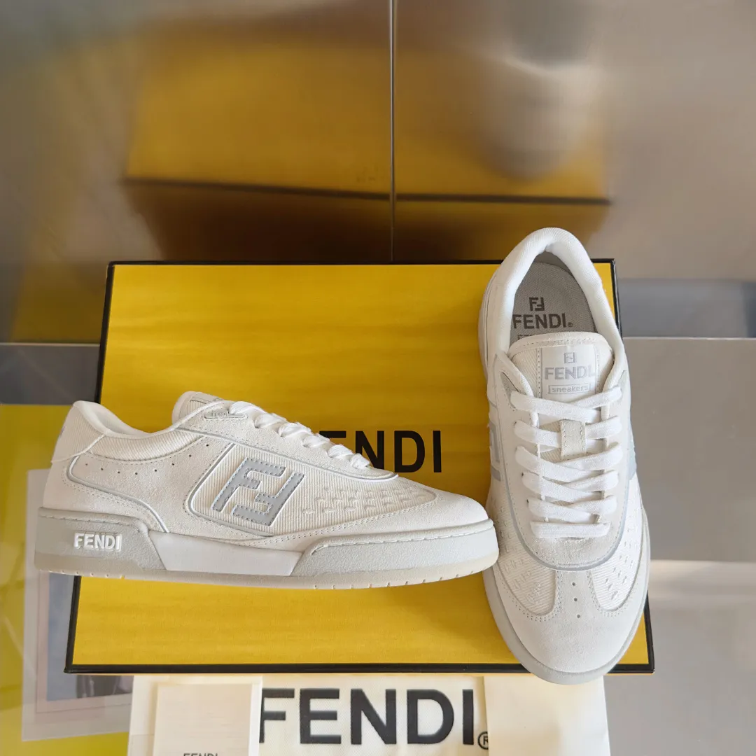 [FENDI] Top P: 720💰 Couple model ▪️ Size: Women's model 35-41 / Men's model 39-45 Top version: Fendi Fendi match series Couple model, film, casual sports shoes, sneakers, original purchase, development and production of these FENDI Match lace-up sports shoes. Small perforations accent the upper. Made of white leather with beige suede details. Matcha green leather FF applique. Rubber sole with FENDI lettering on the side. Comes with exquisite packaging at the counter🛍📦 ▪️ Fabric: Original custom imported first-layer cowhide ▪️ Lining: Imported custom breathable mesh ▪️ Sole: Original molded TPU two-color combination sole ▪️ Sole thickness: 3CM.